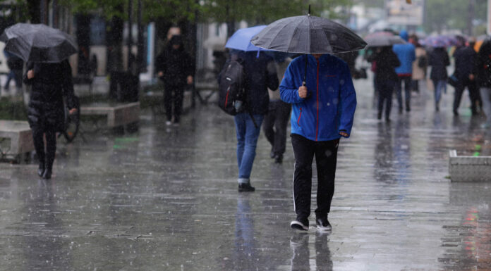 Informare ANM: o nouă rundă de ploi, vânt, vreme rece și ninsori la munte