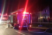 Rovinari: Apartament devastat de un incendiu. Trei persoane, la spital