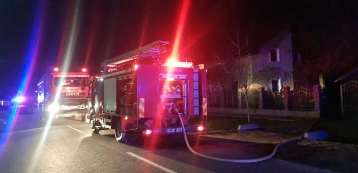 Rovinari: Apartament devastat de un incendiu. Trei persoane, la spital