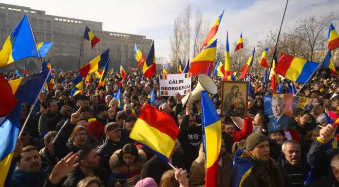 Susținătorii lui Călin Georgescu, în fața sediului CCR