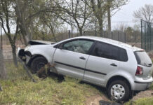 Septuagenar rănit, după ce maşina pe care o conducea a lovit gardul bisericii