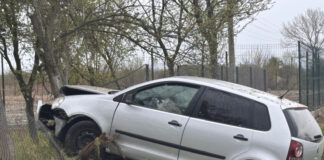 Septuagenar rănit, după ce maşina pe care o conducea a lovit gardul bisericii