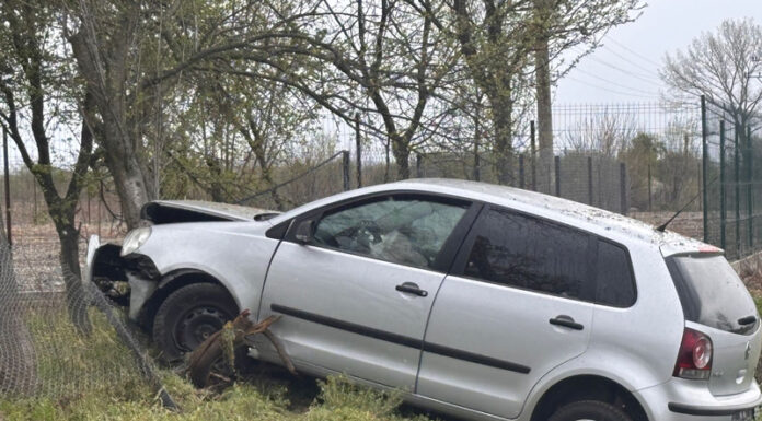 Septuagenar rănit, după ce maşina pe care o conducea a lovit gardul bisericii