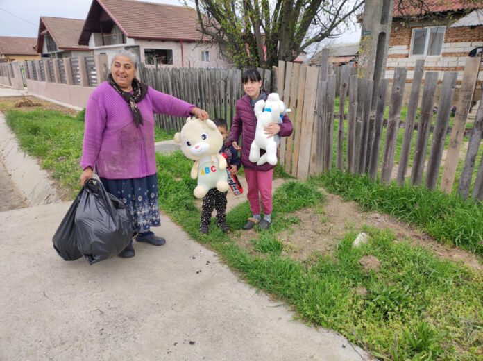 VIDEO: Campania Gorjeanul a ajuns la Albeni și Prigoria. Zâmbete, jucării și speranță!