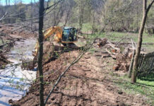 Decolmatare a unui pârâu din Cărbunești. Lucrări de ecologizare pe Jiu