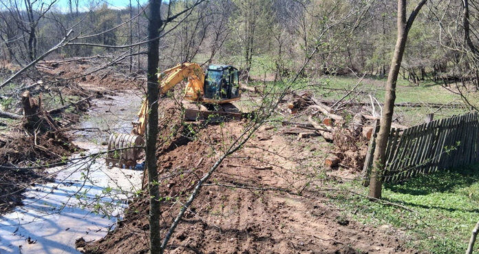 Decolmatare a unui pârâu din Cărbunești. Lucrări de ecologizare pe Jiu