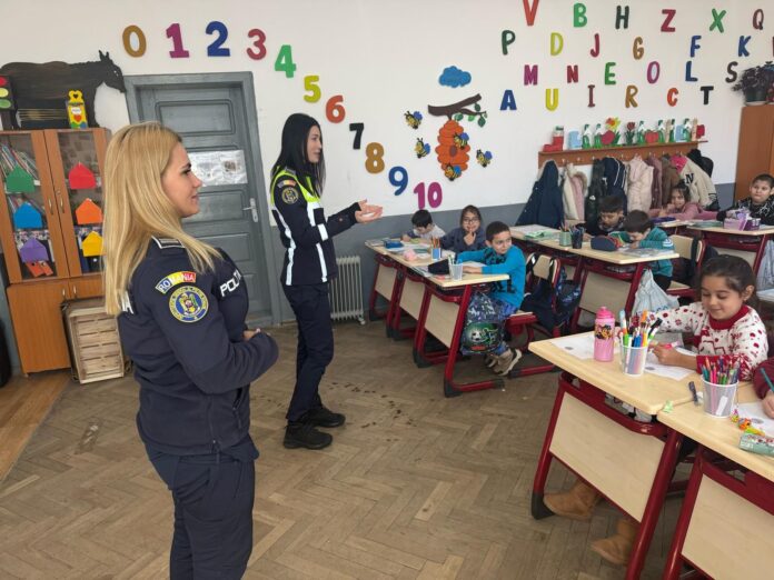 Activități de prevenție, derulate de polițiști în școlile din Gorj