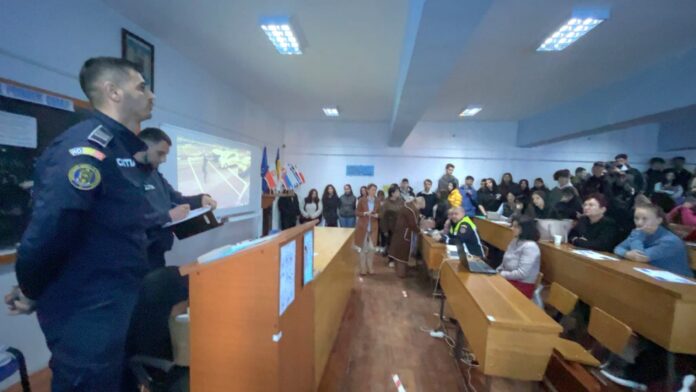 Zeci de elevi, la ore cu Poliția