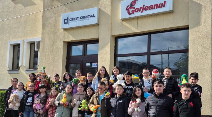 Solidaritate în pași de copil. Elevii de la „Săvoiu” aduc bucurie