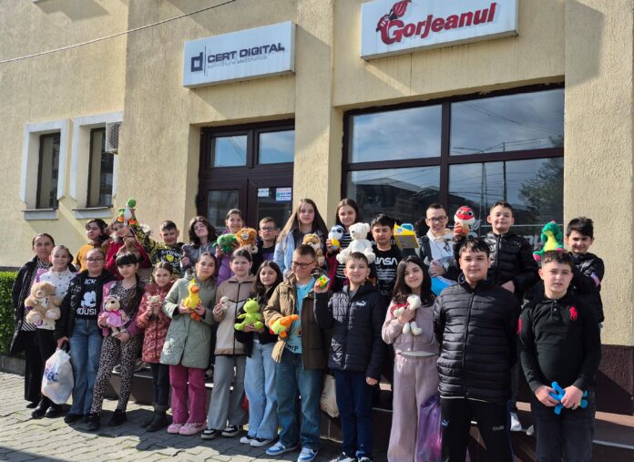 Solidaritate în pași de copil. Elevii de la „Săvoiu” aduc bucurie