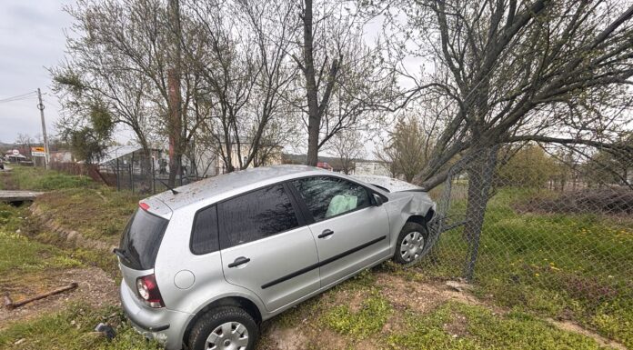 FOTO: Accident la Scoarța! Un bătrân a intrat cu mașina în gardul bisericii