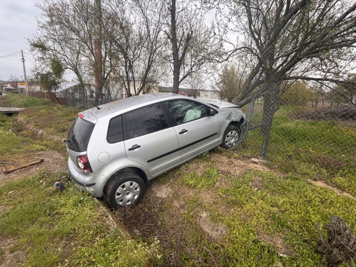 FOTO: Accident la Scoarța! Un bătrân a intrat cu mașina în gardul bisericii