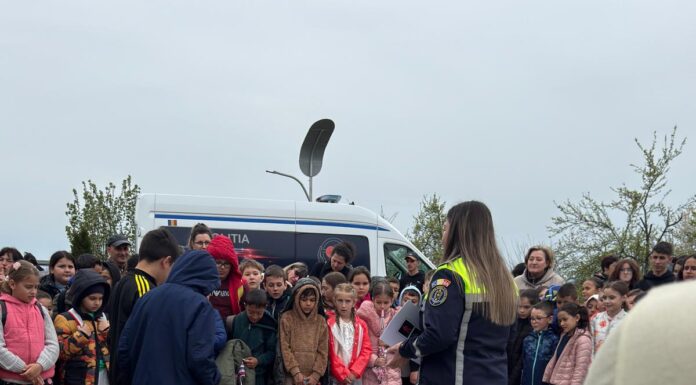 FOTO: Acțiuni ale Poliției, în două școli din Gorj
