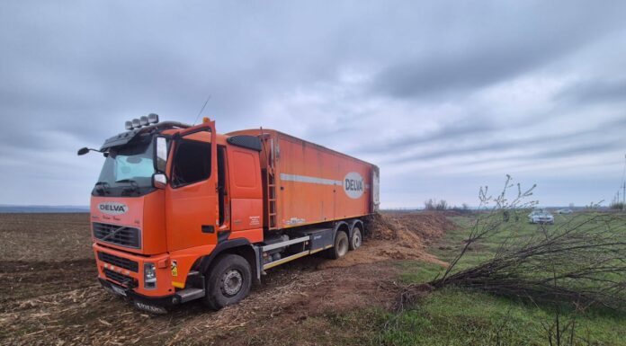 FOTO: Un șofer care transporta cu mașina găinaț, amendat de polițiști