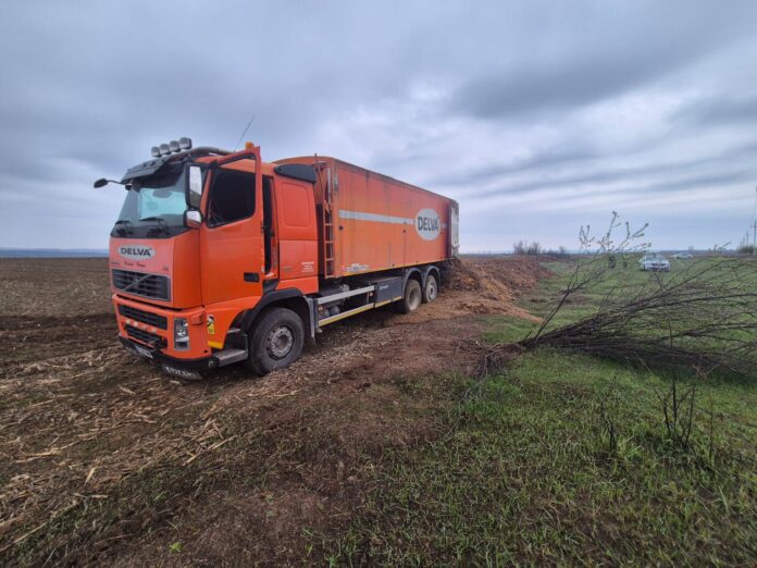 FOTO: Un șofer care transporta cu mașina găinaț, amendat de polițiști