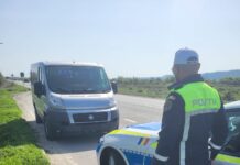 FOTO: Microbuz confiscat în Gorj pentru transport ilegal de persoane