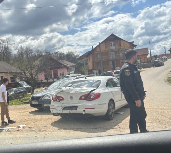 FOTO: Accident cu trei mașini la Scoarța