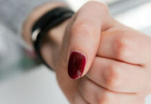 Tânără din Motru, atacată cu foarfeca