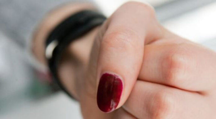 Tânără din Motru, atacată cu foarfeca