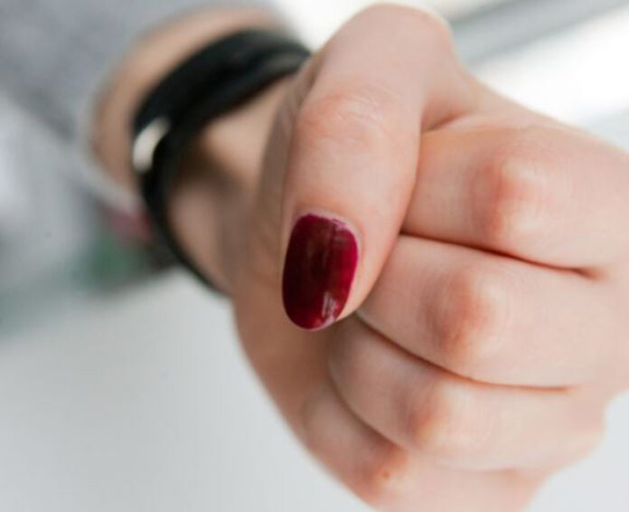 Tânără din Motru, atacată cu foarfeca