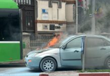 Un autoturism a luat foc în centrul orașului! Foto, video