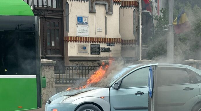 Un autoturism a luat foc în centrul orașului! Foto, video