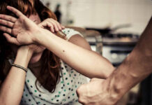 Tânără bătută de soț și ținută cu forța în casă, salvată după ce fratele ei a anunțat Poliția