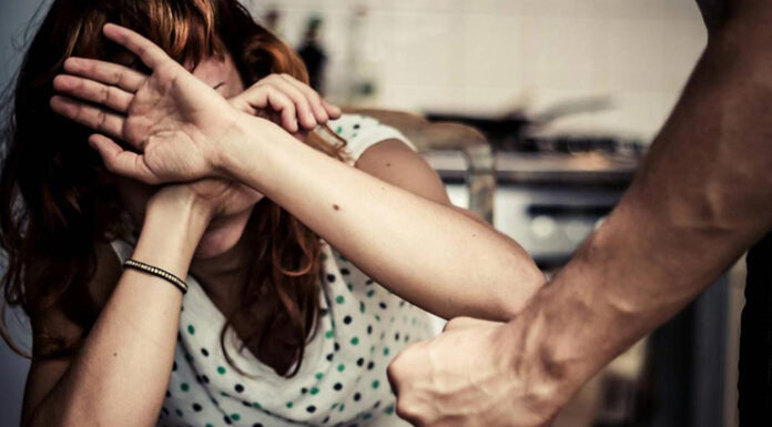 Tânără bătută de soț și ținută cu forța în casă, salvată după ce fratele ei a anunțat Poliția