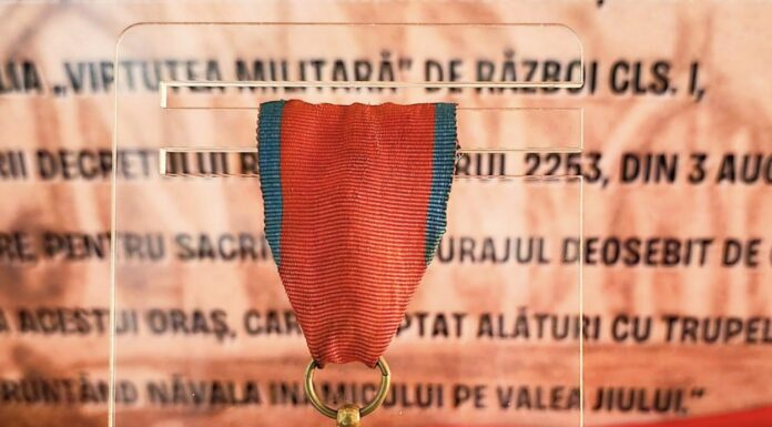 Decorația Virtutea Militară de Război, expusă la Primăria Târgu Jiu