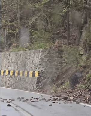 Drumarii lucrează pe Defileul Jiului. Circulație întreruptă momentan