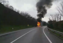 O mașină a luat foc și apoi a explodat. Foto, video!