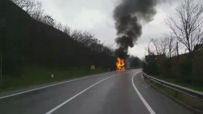 O mașină a luat foc și apoi a explodat. Foto, video!