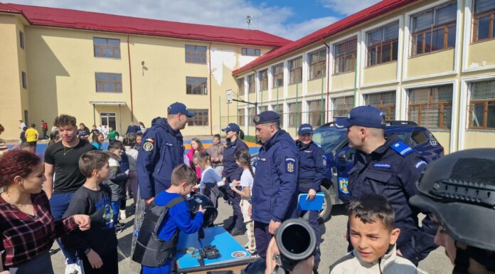 Jandarmii, la Liceul de Arte!