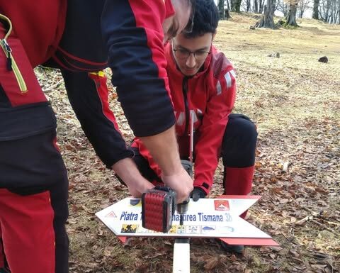 Salvamont Gorj reface marcajele turistice din masivul Vâlcan