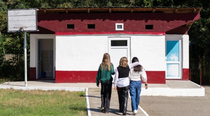 Bani pentru cinci școli din Gorj cu toalete în curte