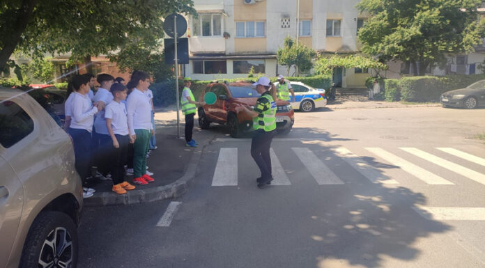 Patrulă școlară în Târgu-Jiu! Polițiștii și elevii au făcut echipă pentru a spori siguranța în drumul lor spre școală