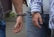 Bătrân lăsat fără banii de pensie de trei vânzători de covoare