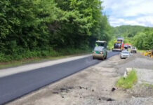 Se toarnă asfalt pe DN 67, la Ciuperceni