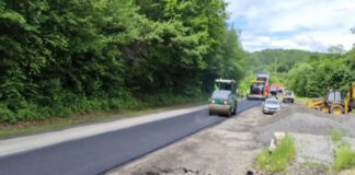 Se toarnă asfalt pe DN 67, la Ciuperceni