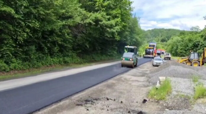Se toarnă asfalt pe DN 67, la Ciuperceni