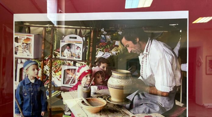 Vernisajul expoziției „O lume minunată…pentru copii!” – un omagiu vizual dedicat copilăriei