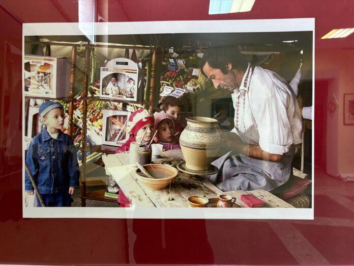 Vernisajul expoziției „O lume minunată…pentru copii!” – un omagiu vizual dedicat copilăriei