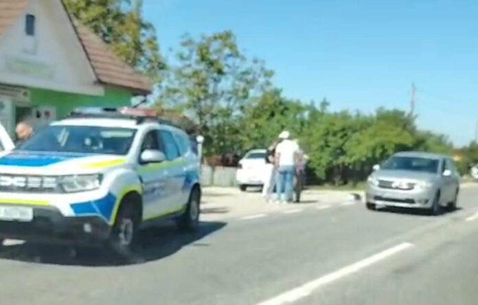 Femeie lovită de mașină, după ce a coborât dintr-un autobuz