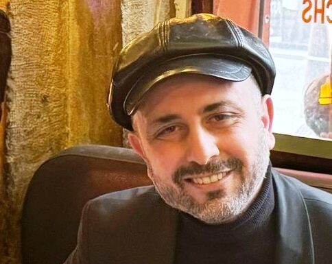 Amar Benhamouche: artă și cultură pentru a construi o punte de prietenie între poporul cabil și poporul român. (Interviu realizat de Mariana Bendou, România, cu poetul francez de origine cabilã Amar Benhamouche)