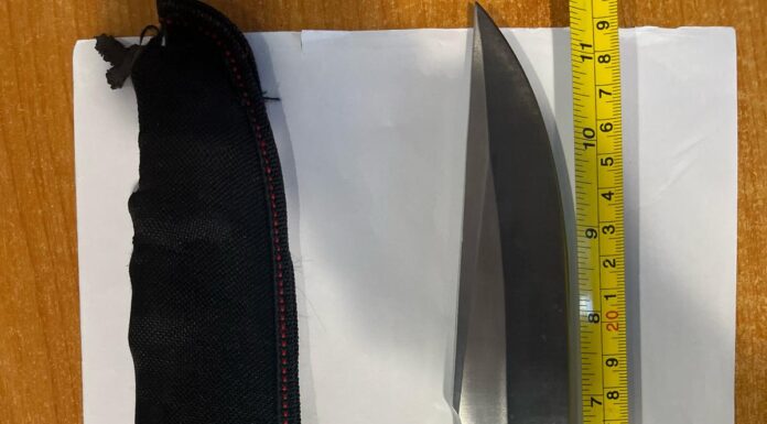 Bărbat agitat, prins cu un cuțit la brâu, în centrul orașului Târgu-Jiu