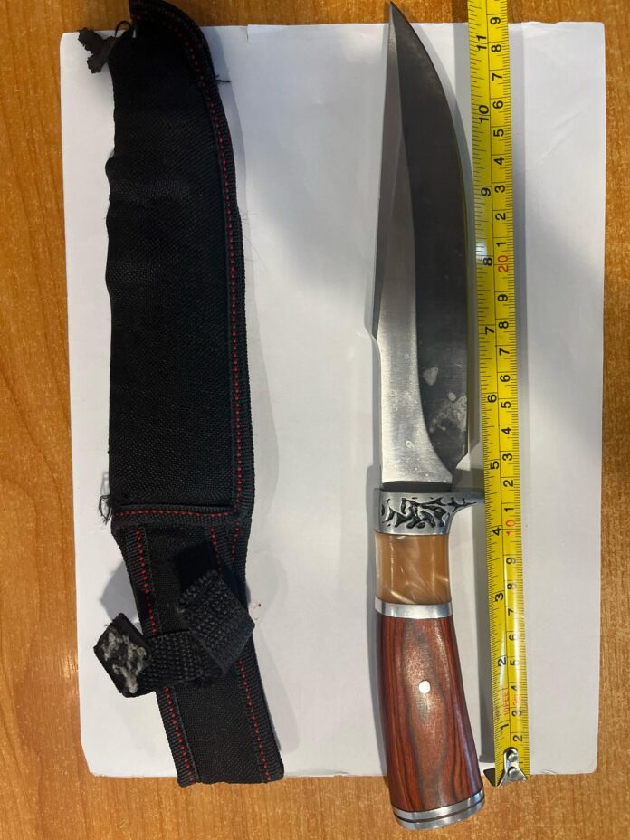 Bărbat agitat, prins cu un cuțit la brâu, în centrul orașului Târgu-Jiu