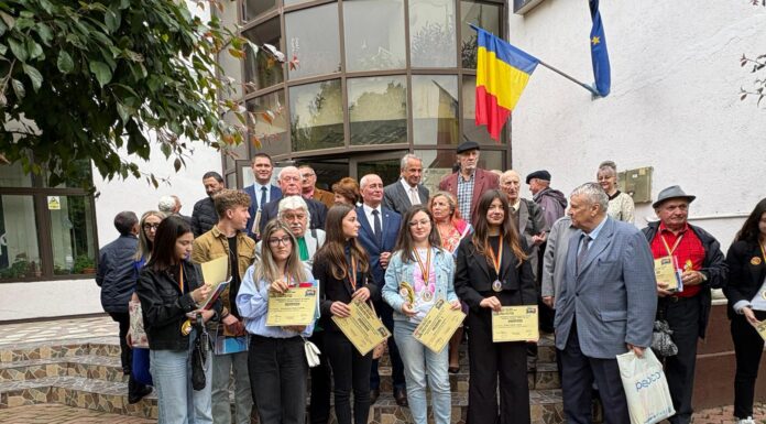 Ziua poeziei la Motru: elevii și-au primit premiile în aplauze