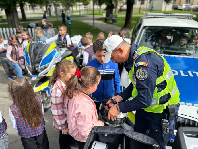 Etilometre, drugteste și aparatură radar, în curtea unei școli din Târgu-Jiu