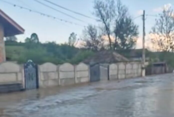 Case și curţi inundate la Alimpești, în urma ploii torenţiale