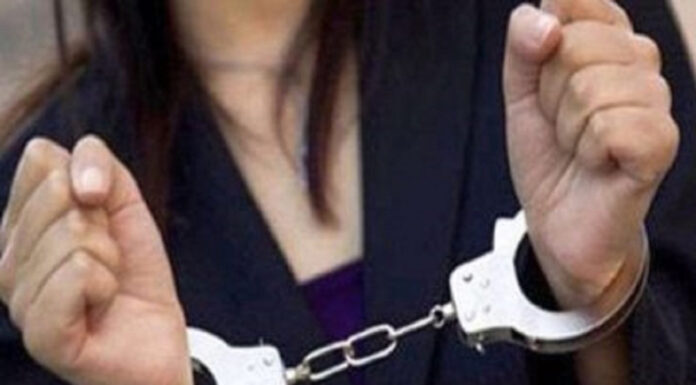 Decizia procurorilor pentru eleva acuzată că a lovit o femeie cu piciorul în cap